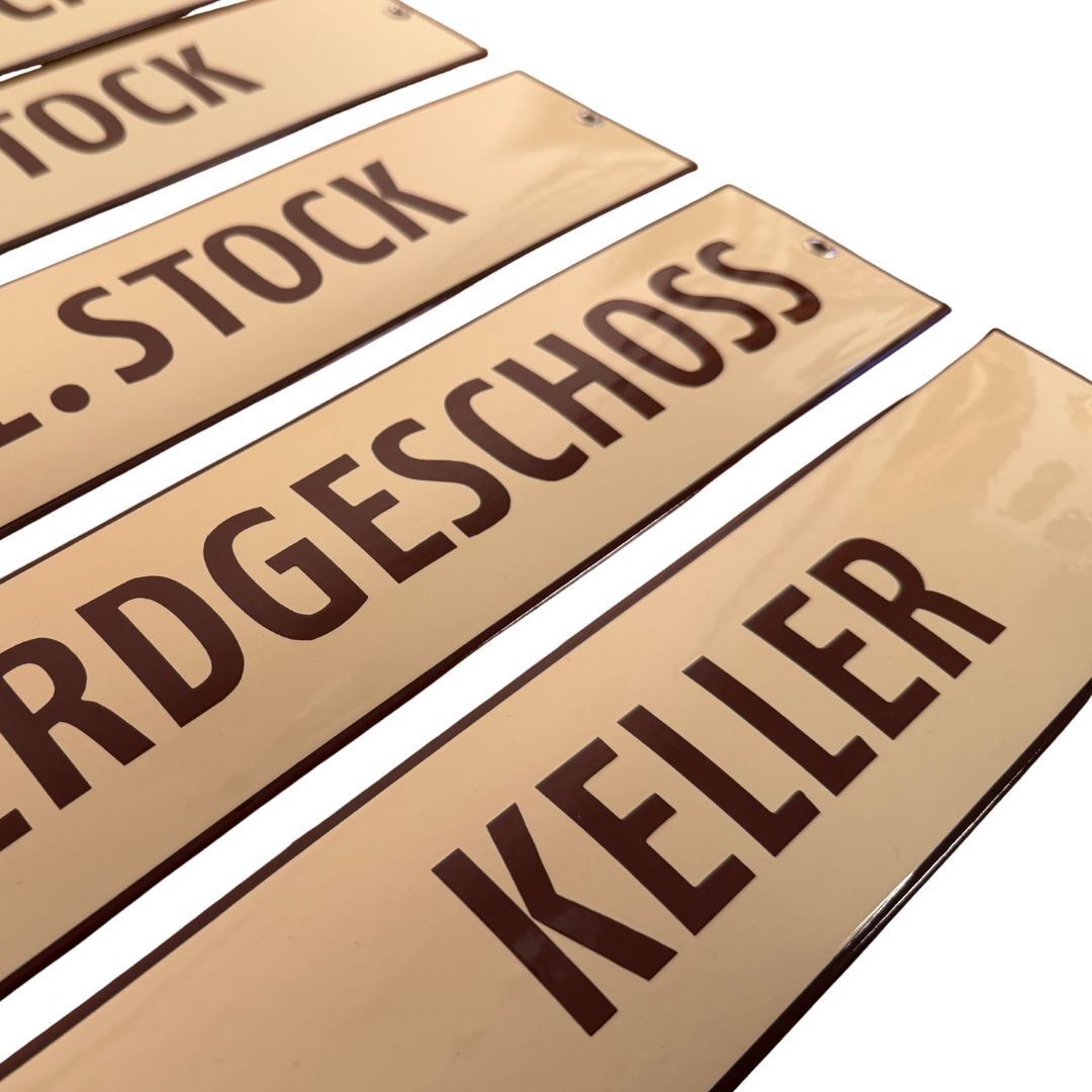 Hintergrund in Hellelfenbein - Schrift und Rand in Braun - emailliertes Schild