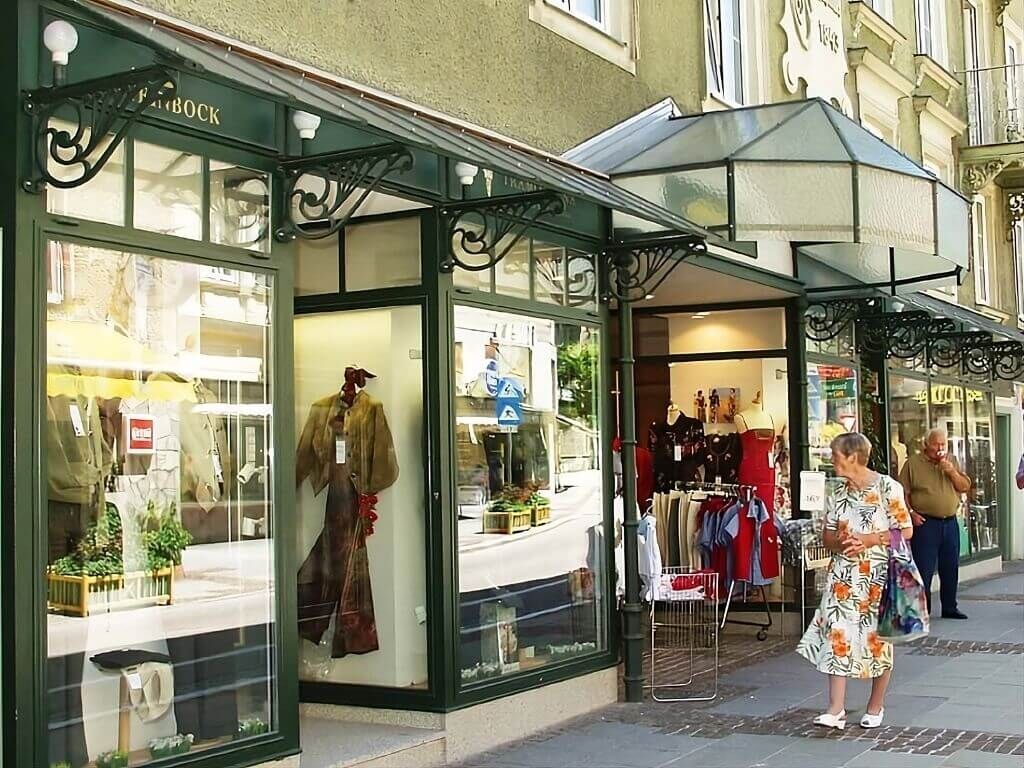 schauer_modehaus_bad_ischl_stuetzsaeule_ausleger_tuergriff_drab_07 Ladenlokal des Modehauses Schauer mit unseren Wandauslegern und Stützsäulen