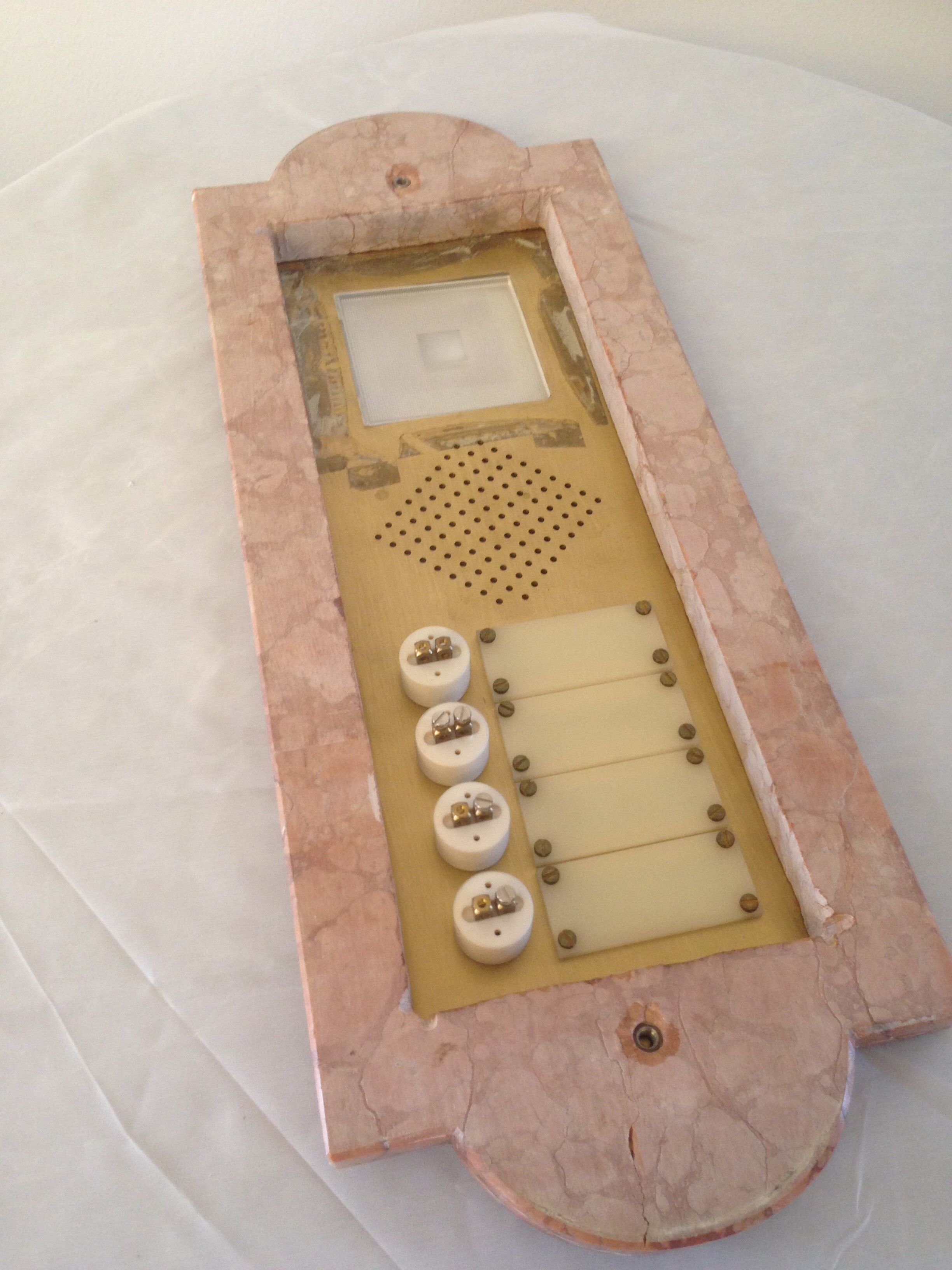 klingelplatte-messing-video-2 Sprechanlagen-Abdeckung Messing mit Marmorrahmen, 4 Klingelknöpfen und Kameraausschnitt Rückseite