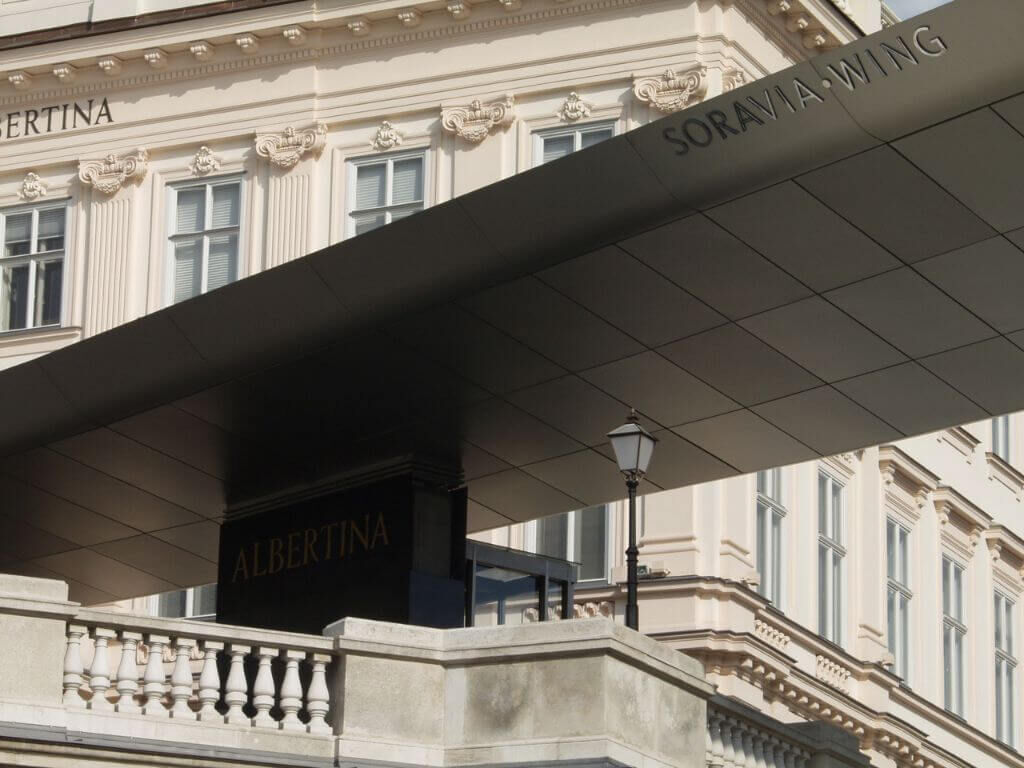 Viereckige Standlaterne auf der Steinbalustrade vor der Albertina Viereckige Standlaterne auf der Steinbalustrade vor der Albertina