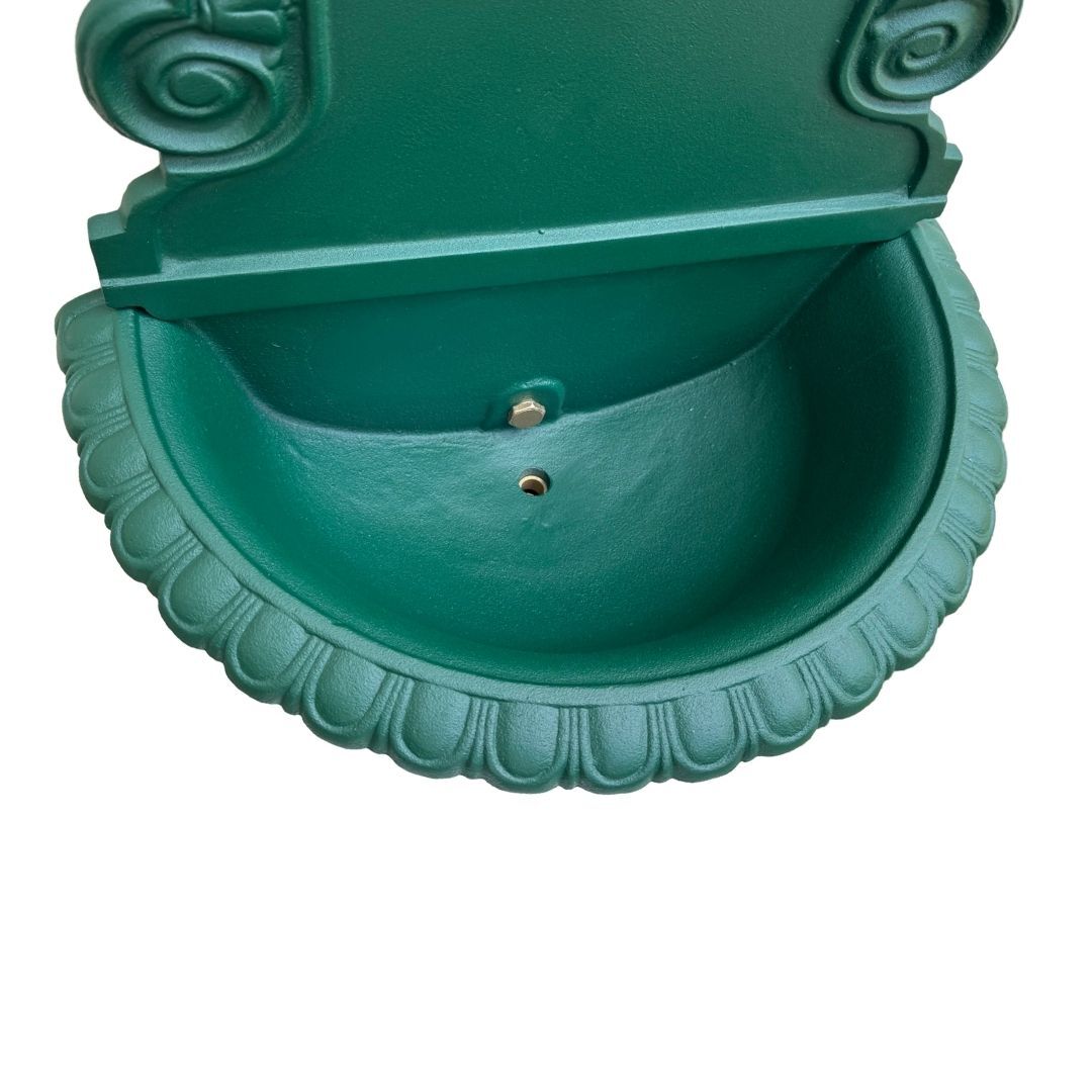 Detailansicht des Innenbeckens der gruenen Bassena Wien aus Gusseisen