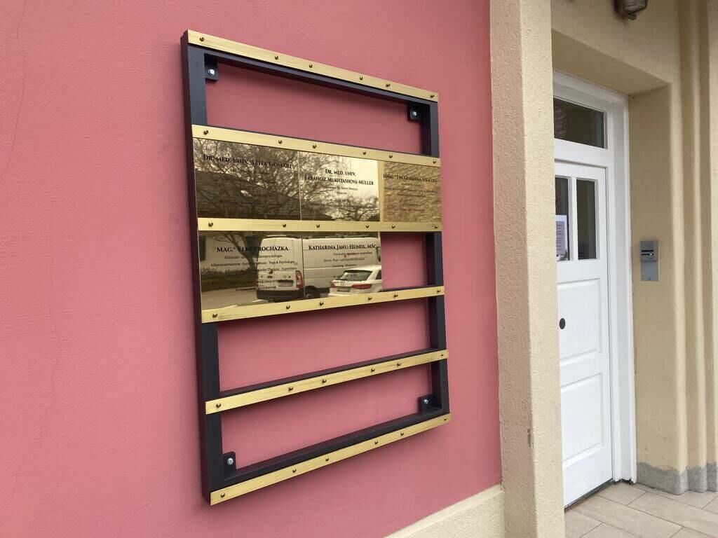 gesundheitszentrum-schloss-prugg-ordinationsschilder-arztschild-messing-drab-4