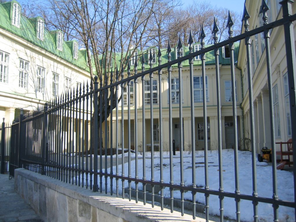 nostalgischer-zaun-anthrazitgrau-eisenglimmer-mitspitzen-7