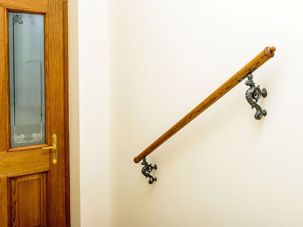 Historischer Handlaufhalter Art. 15306 Albrecht in Adlerform aus Gusseisen Historischer Handlaufhalter Art. 15306 Albrecht in Adlerform aus Gusseisen