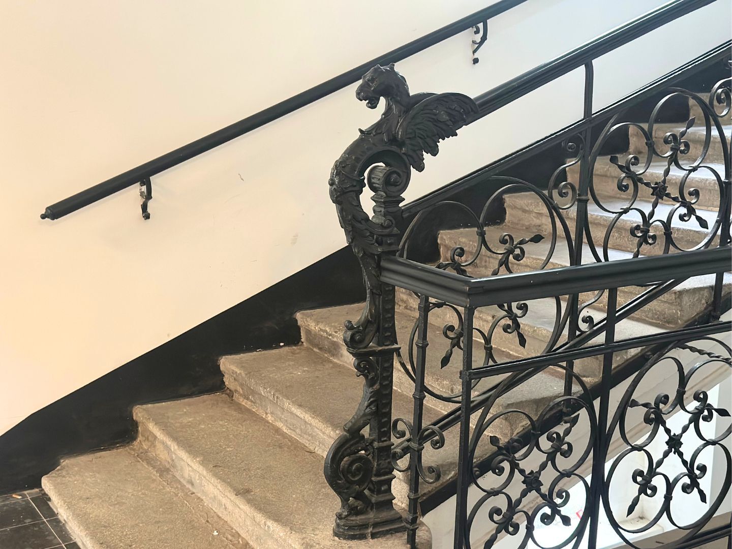 Anfangsgeländersteher "geflügelter Löwe" aus Gusseisen