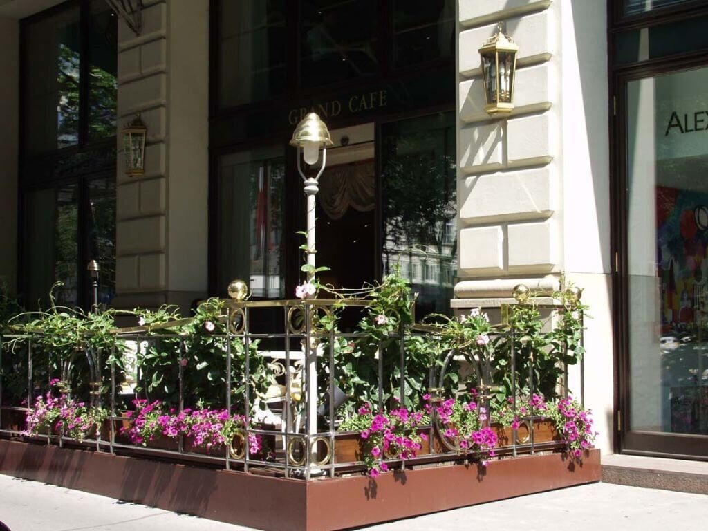 standlaternen-alu-messing-grand_hotel_wien_drab Standlaterne "Otto Wagner" Sonderausführung im Gastgarten des Grand Hotels