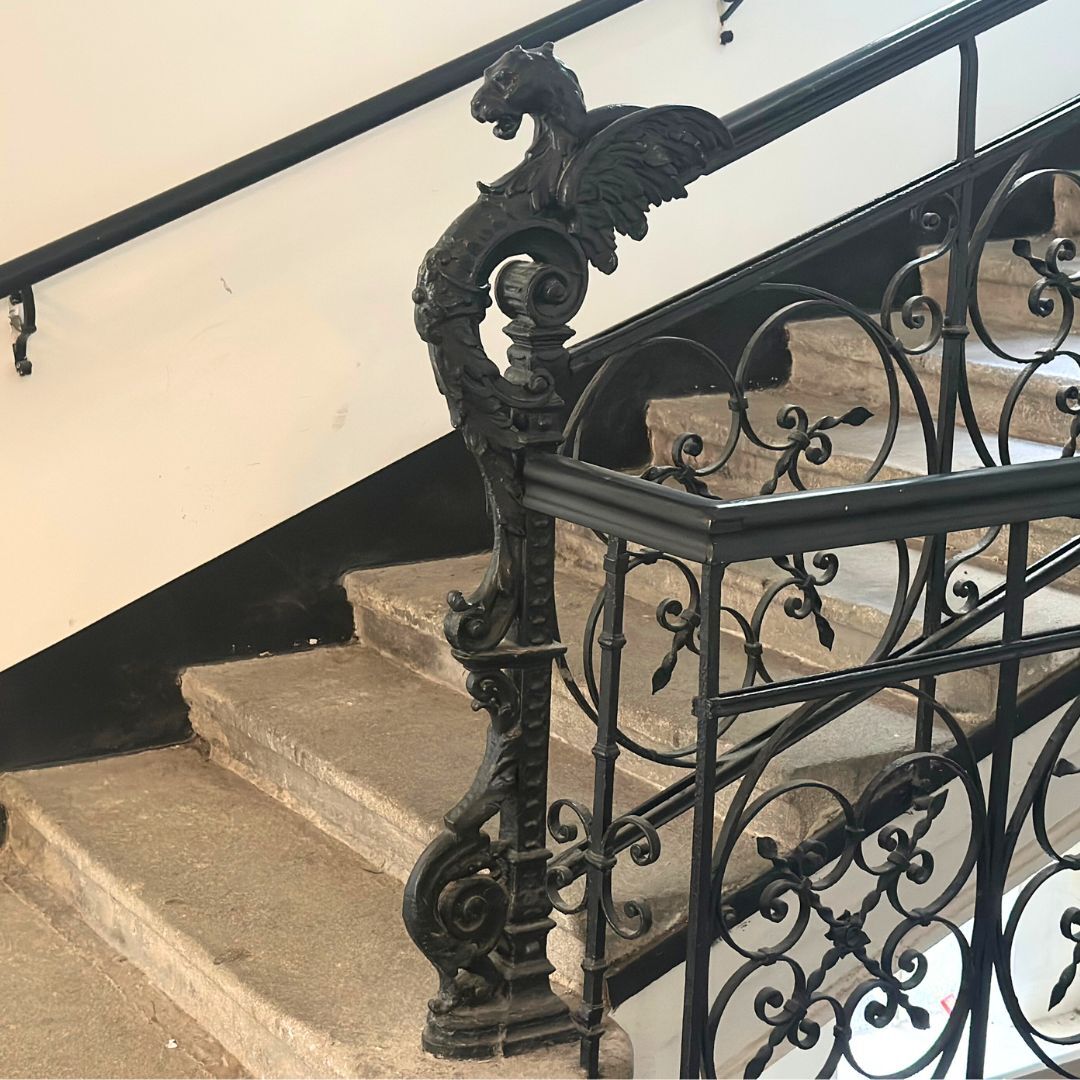 Gusseisen Geländersteher - geflügelter Löwe