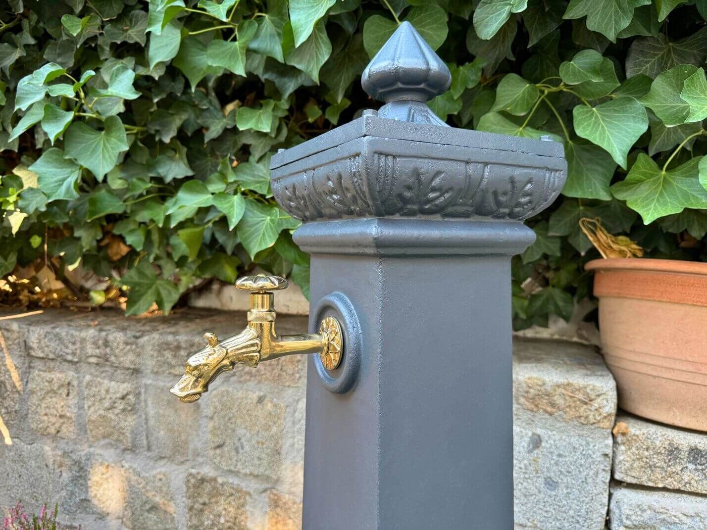 Messingwasserhahn des Gartenbrunnen Hohenberg Gross