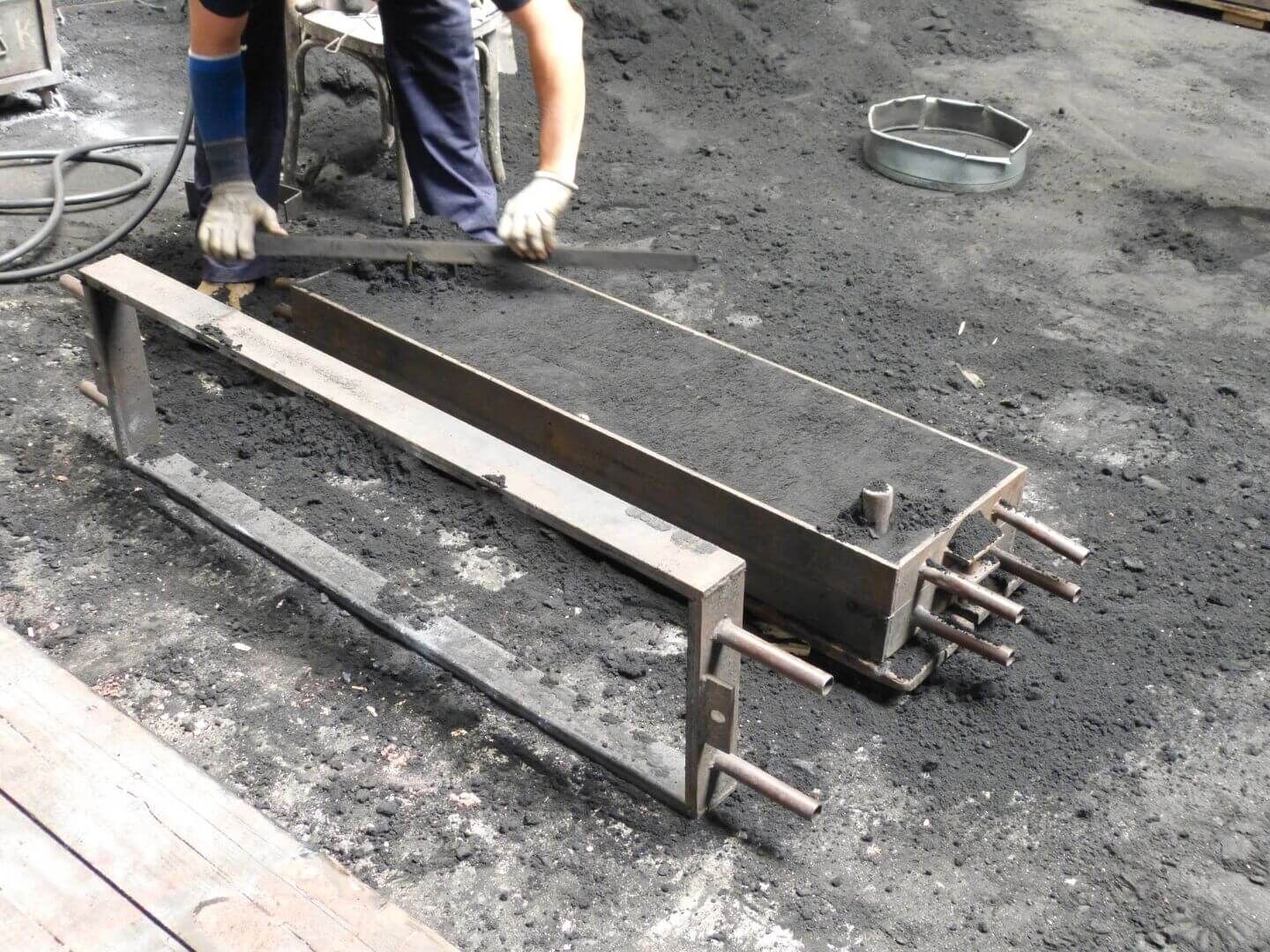 Reproduktion historischer Geländergitter: Sand verdichten und glatt streichen Reproduktion historischer Geländergitter: Sand verdichten und glatt streichen