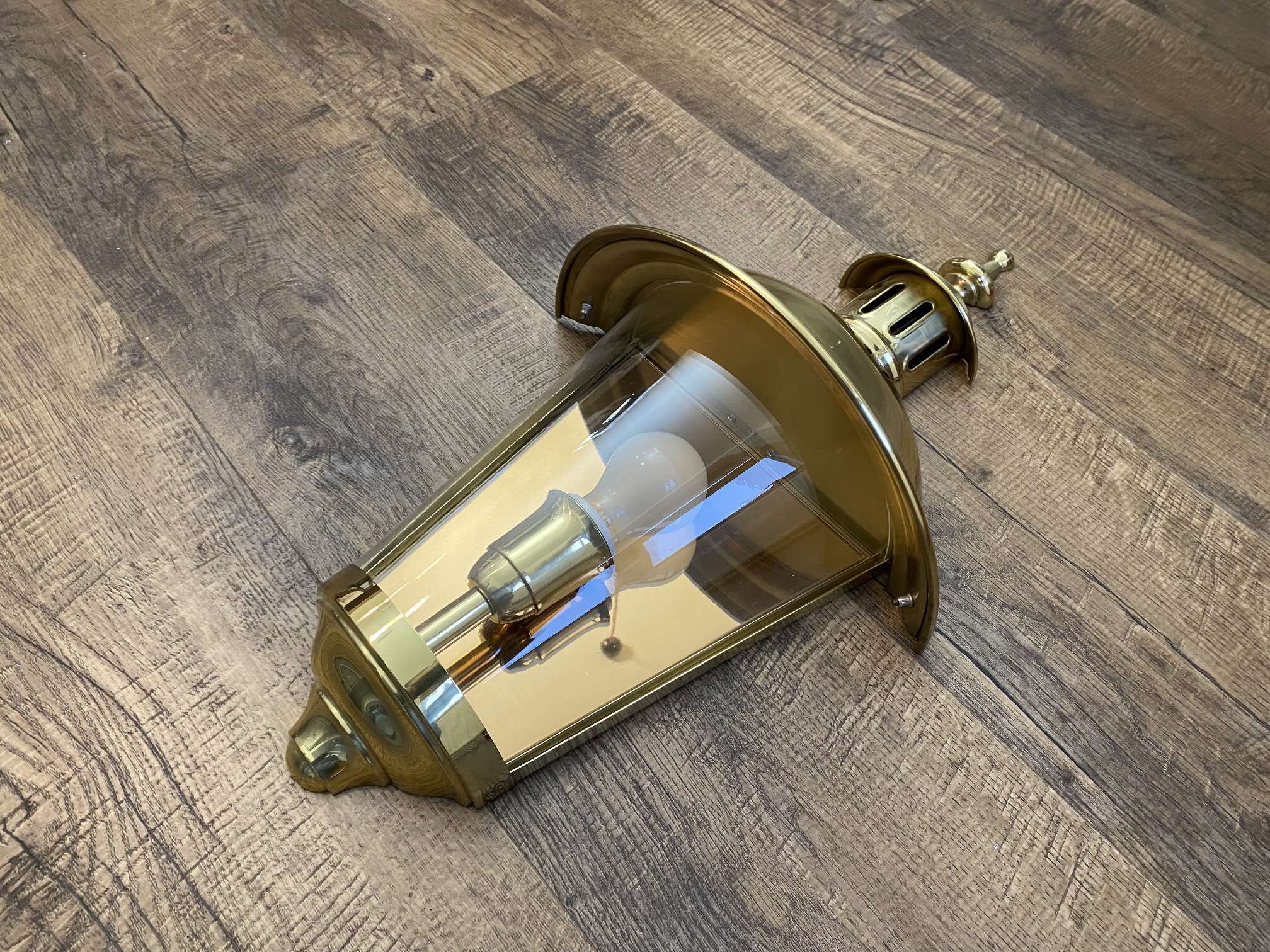 messingleuchte-wandleuchte-wien-1002m-2 Seitenansicht Wandleuchte Wien aus Messing