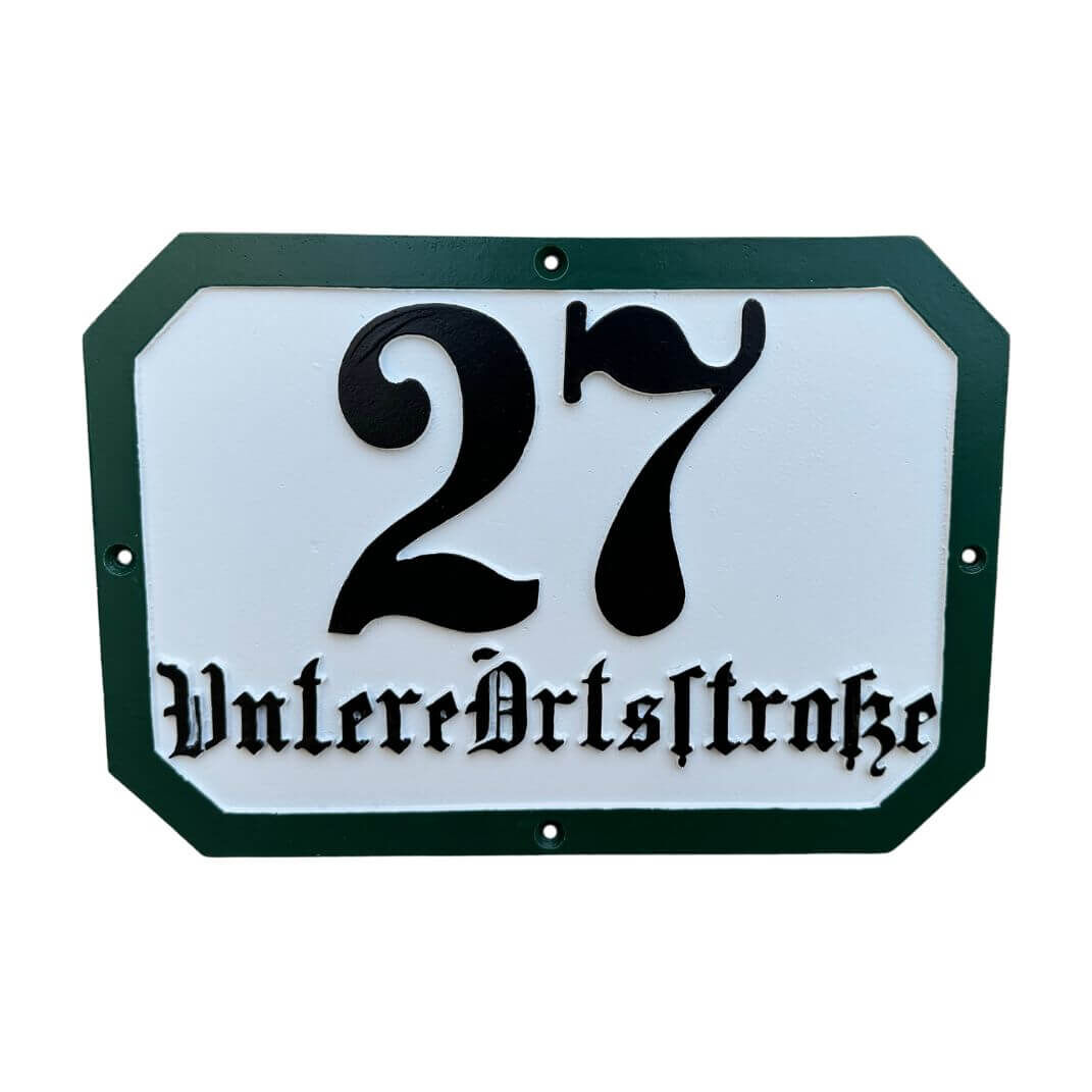 Altstadt Hausnummernschild aus Aluminiumguss mit gruenem Rand und gruener Frakturschrift Altstadt Hausnummernschild aus Aluminiumguss mit gruenem Rand und gruener Frakturschrift