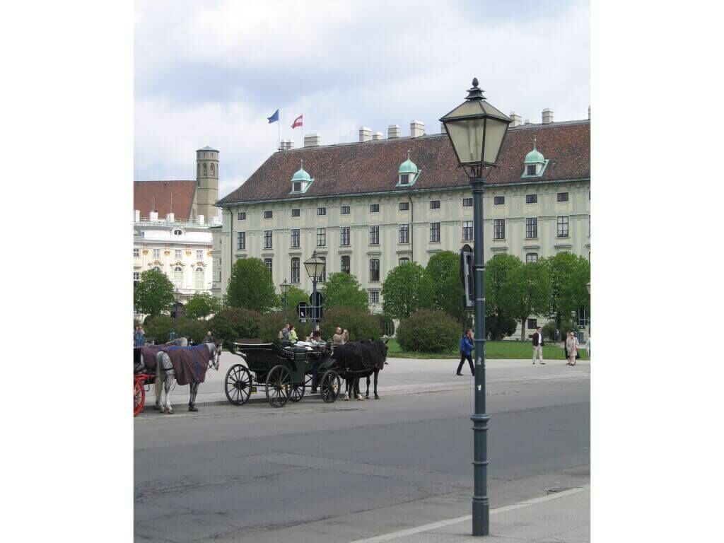 Klassische viereckige Strassenlaternen am Heldenplatz