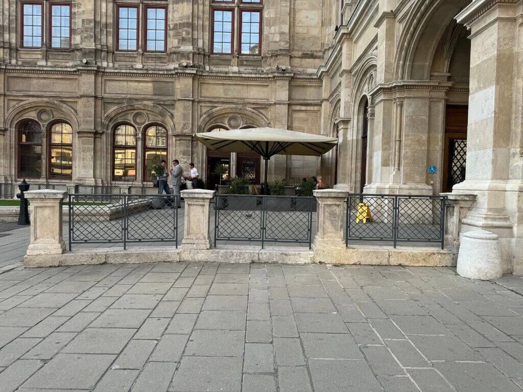 restaurierter Zaun der Wiener Staatsoper