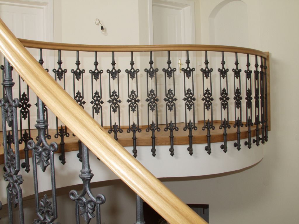 Nostalgisches Gussgeländer mit Holzhandlauf Nostalgisches Gussgeländer mit Holzhandlauf