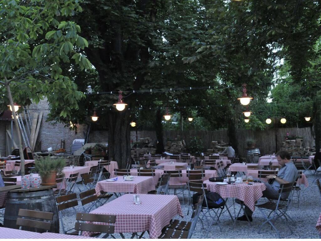 waldtzeile-haengeleuchten-gastgarten-seil-drab-36