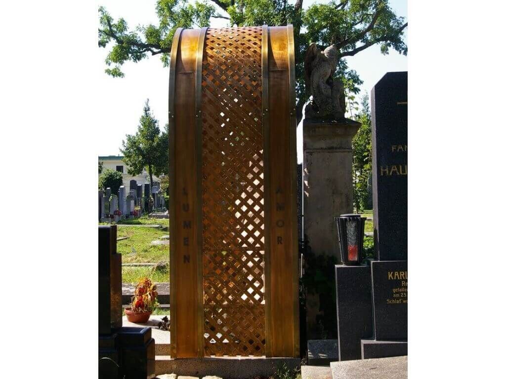 Seitenansicht des individuell gefertigtens Grabmals aus Kupfer Seitenansicht des individuell gefertigtens Grabmals aus Kupfer