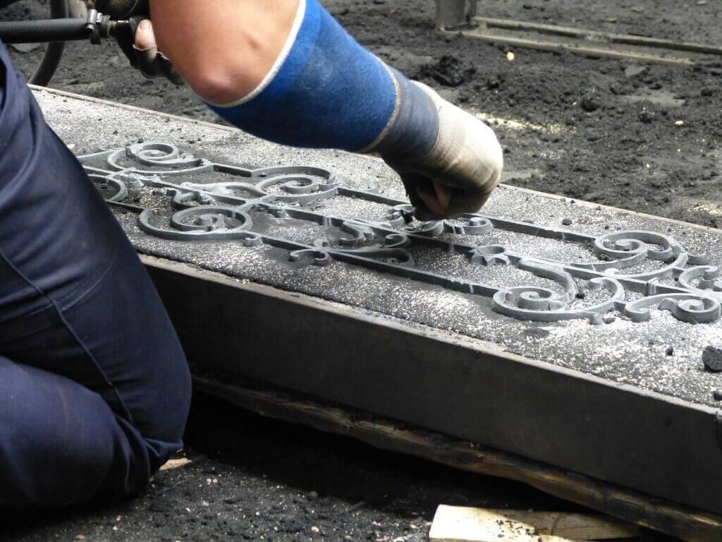 Erstellung der Sandform für Reproduktion von historischem Gussgeländer