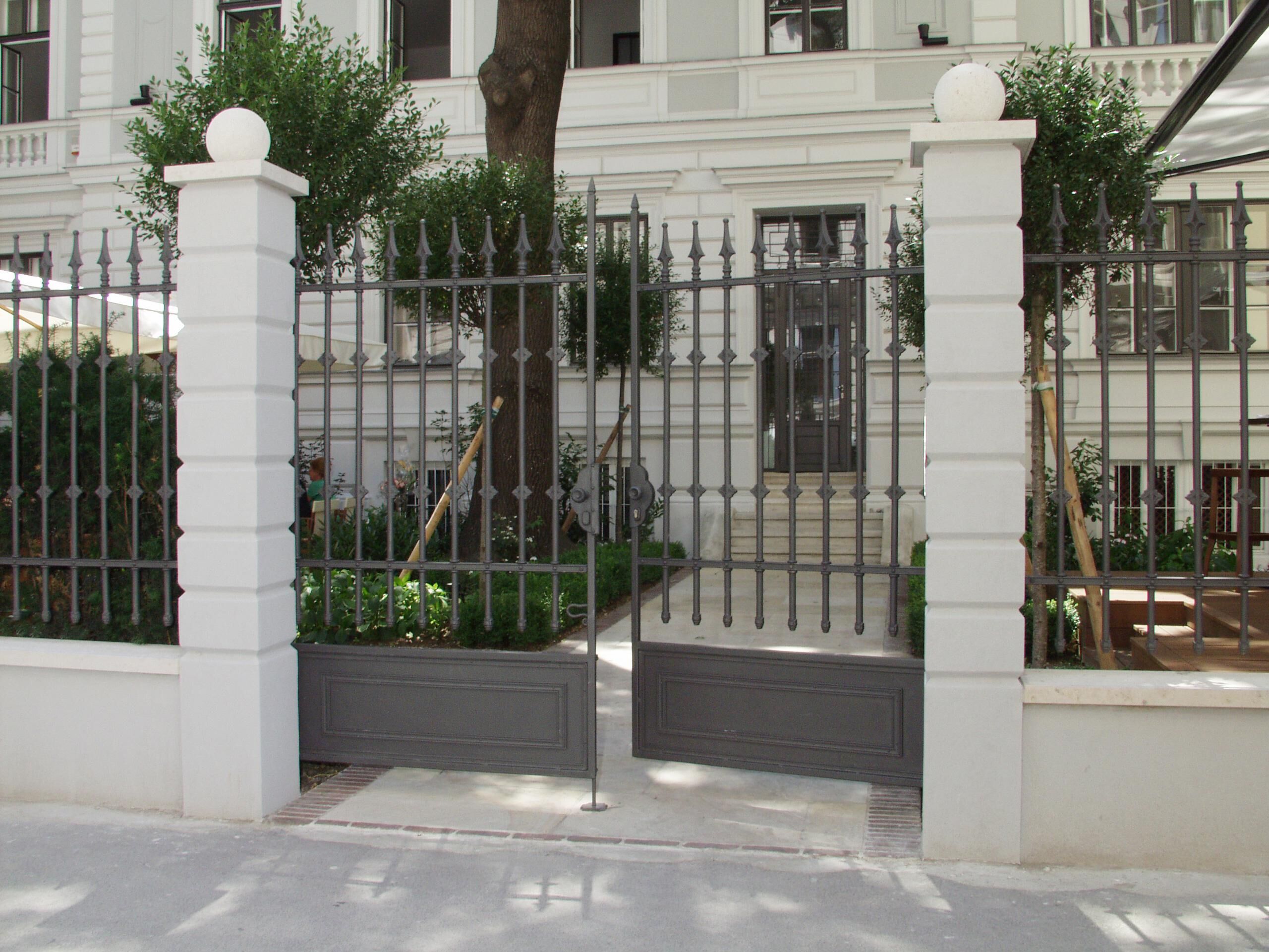 zaun-tor-nostaligsch-aluminiumguss-anthrazitgrau-eisenglimmer-1