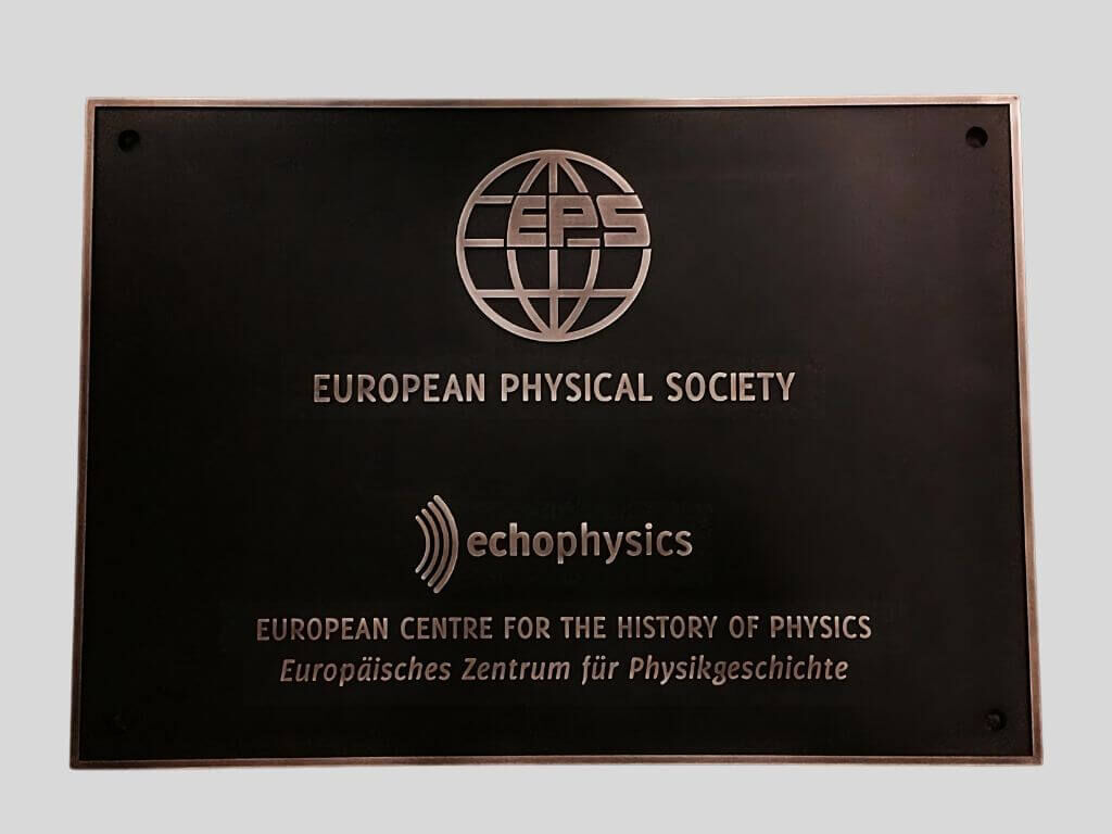 Unternehmensschild aus patiniertem Messing mit erhabener Schrift fuer die Echophysics Unternehmensschild aus patiniertem Messing mit erhabener Schrift fuer die Echophysics