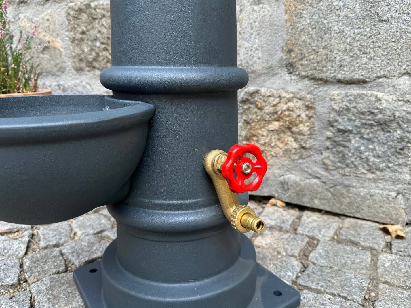 Seitlicher Schlauchanschluss des Gartenbrunnen Lilienfeld Seitlicher Schlauchanschluss des Gartenbrunnen Lilienfeld