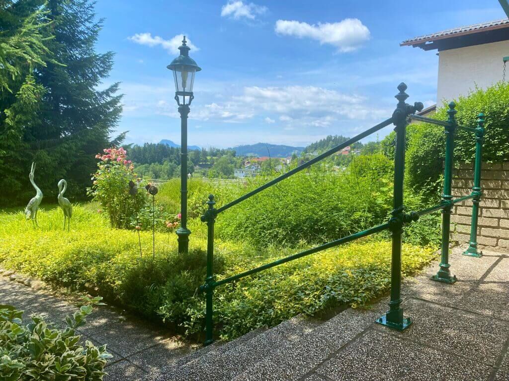 Standlaterne Wien und Gelaender aus Gusseisen Standlaterne Wien und Gelaender aus Gusseisen