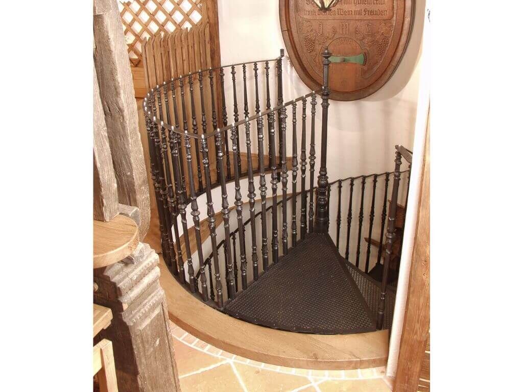 nostalgische-spindeltreppe-gusseisen-drab-weingutlazarus-1