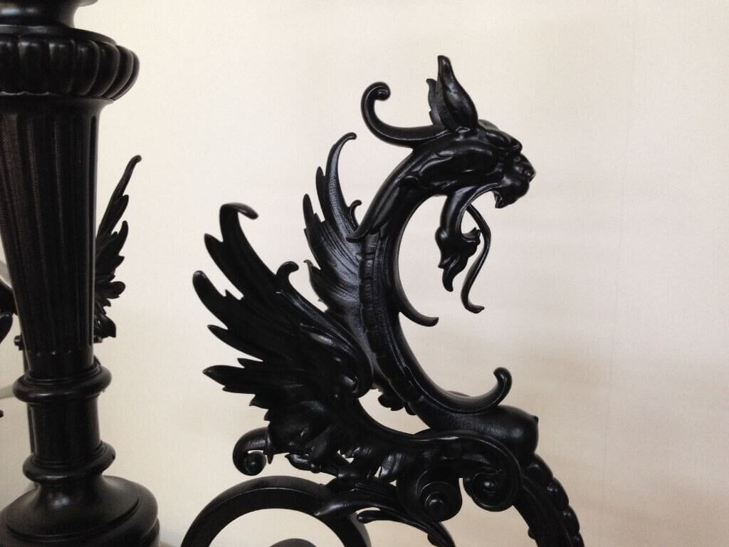 Detailaufnahme des schwarz lackierten Drachen Detailaufnahme des schwarz lackierten Drachen